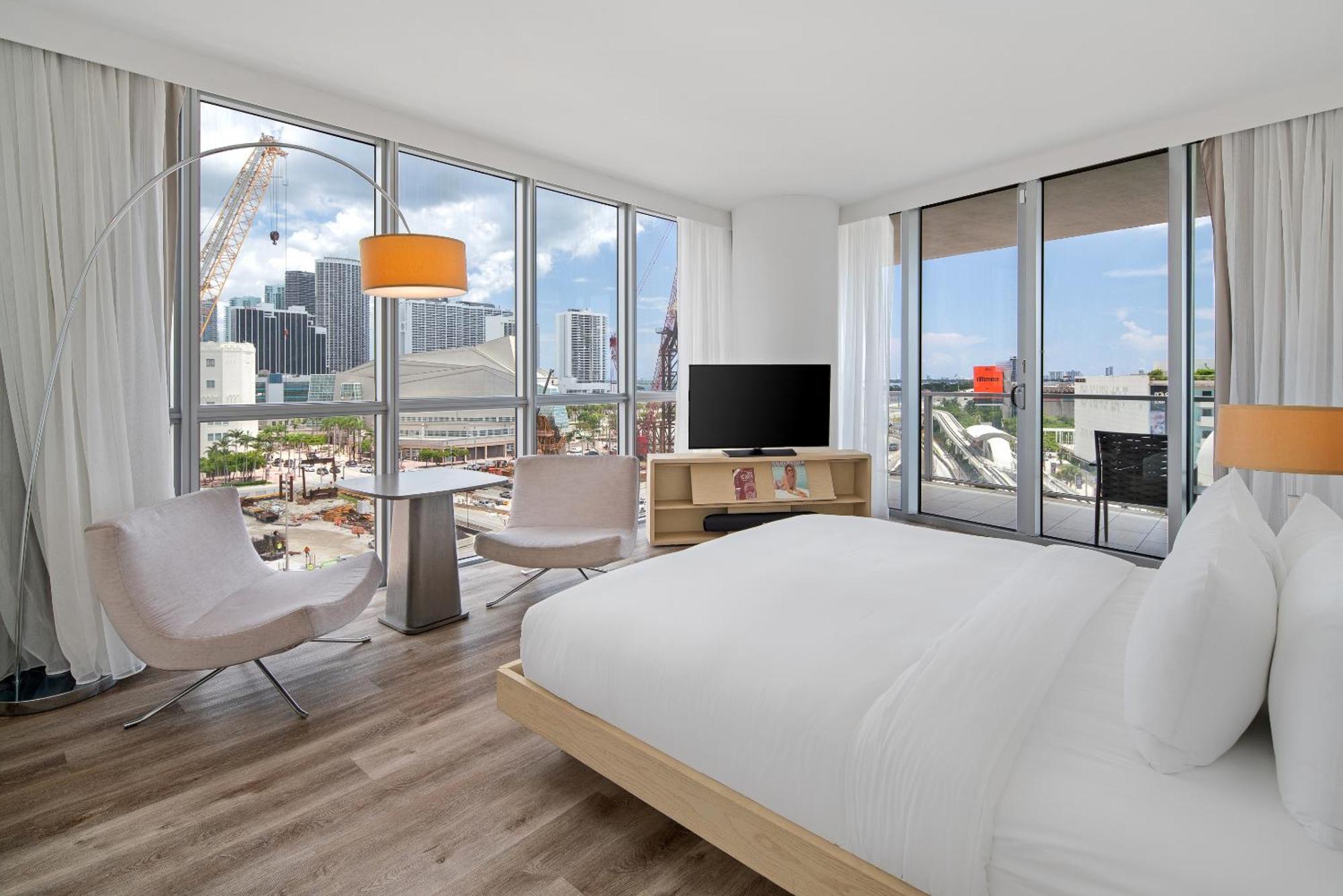 Corner Bay View Jr Suite King with Balcony,1615692548:JPEG