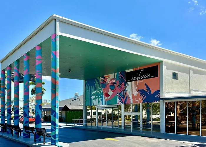 Pet Friendly hotel: Envision Hotel Miami International Airport